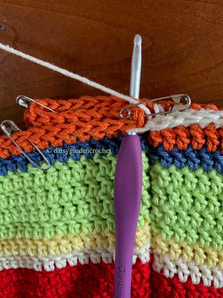 Inverted Z-shaped crochet box pleat