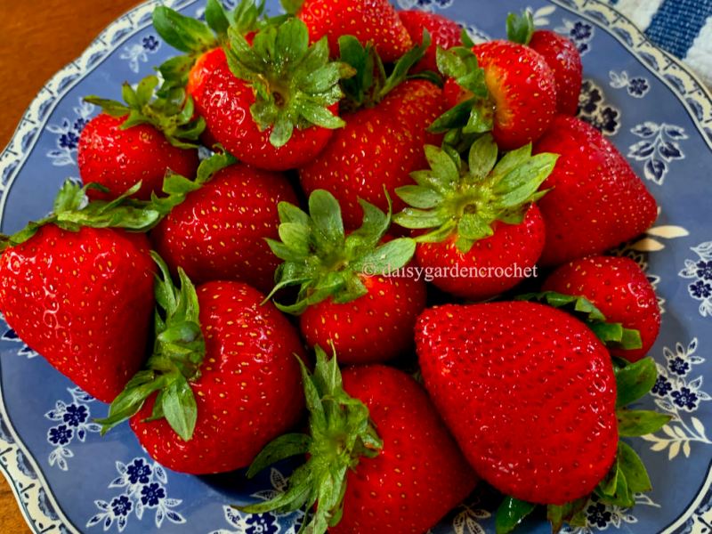 The Best Way to Eat&nbsp;Strawberries